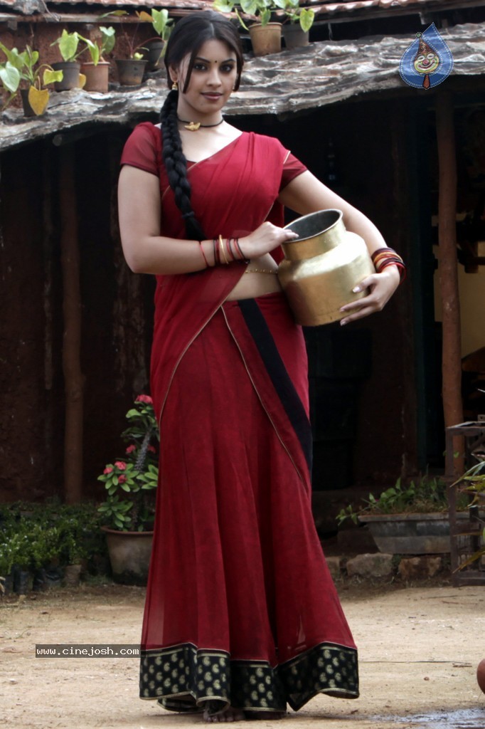 Richa Gangopadhyay Spicy Pics - 37 / 65 photos