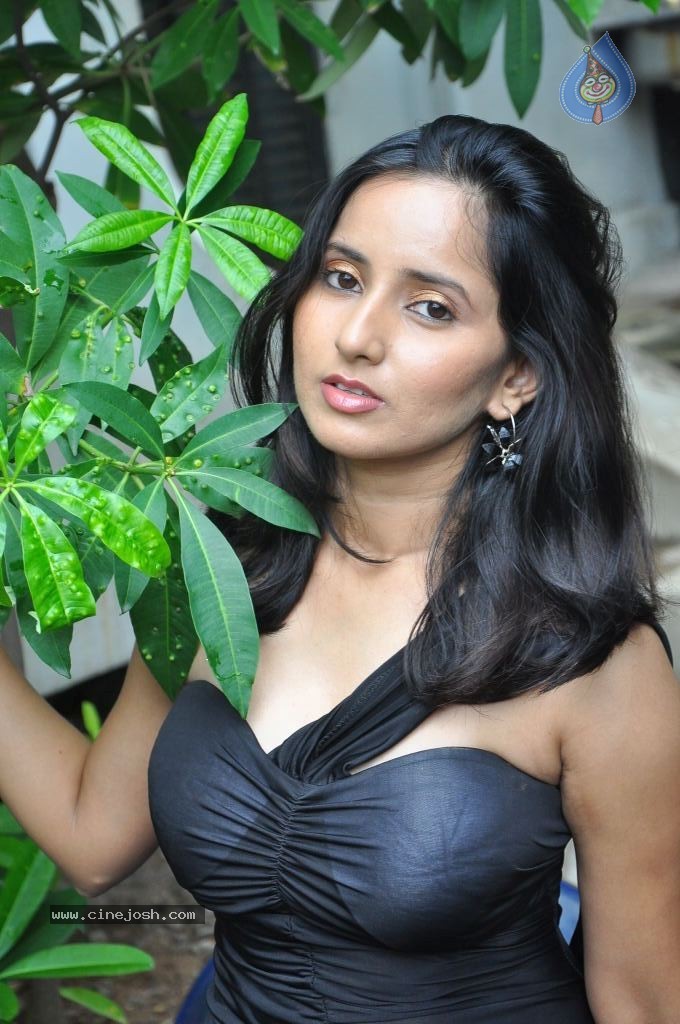 Vishika Singh Hot Stills - 20 / 58 photos