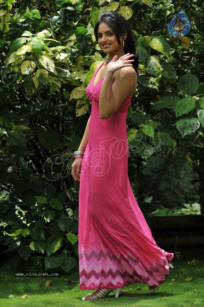 Ritu Kaur Hot Photos - 34 / 48 photos