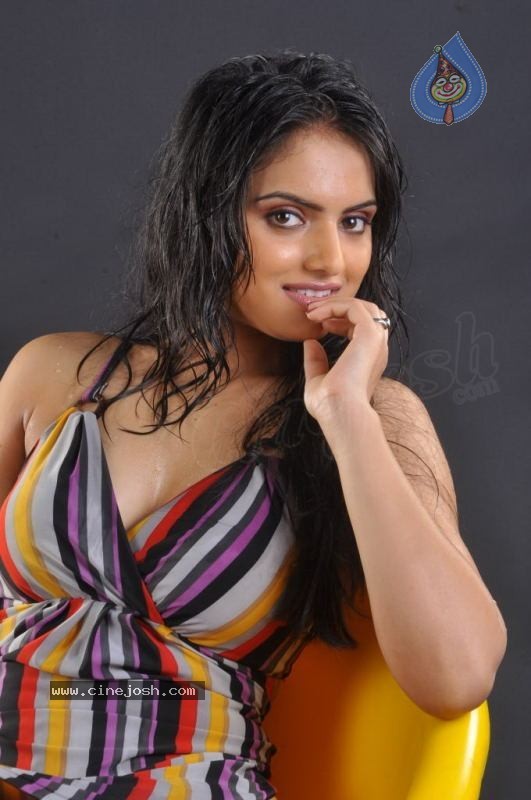 Ritu Kaur Hot Stills - 18 / 119 photos