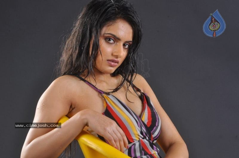 Ritu Kaur Hot Stills - 23 / 119 photos