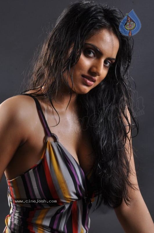 Ritu Kaur Hot Stills - 26 / 119 photos