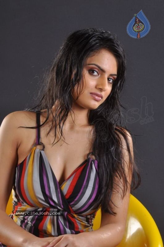 Ritu Kaur Hot Stills - 49 / 119 photos