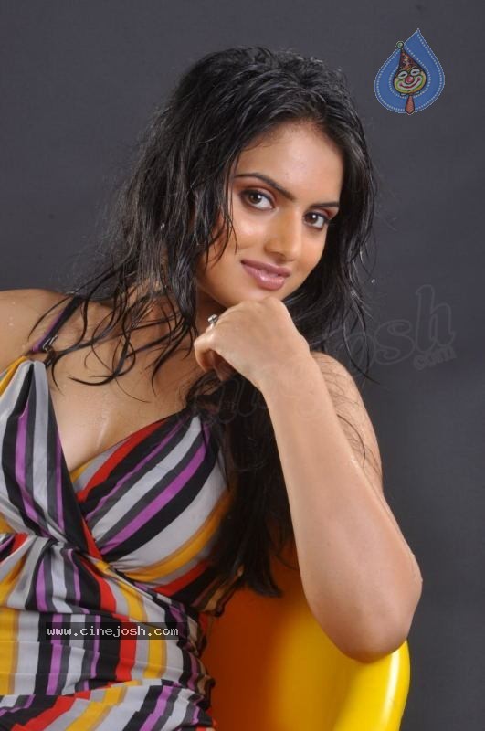 Ritu Kaur Hot Stills - 95 / 119 photos