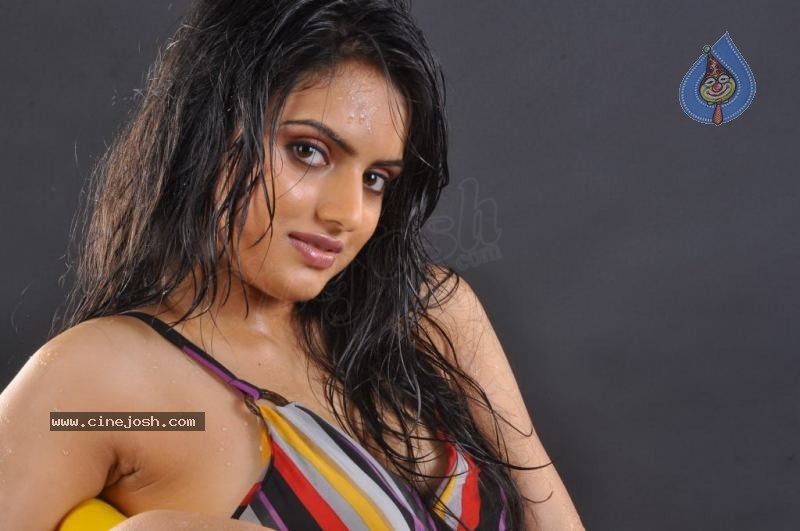 Ritu Kaur Hot Stills - 99 / 119 photos