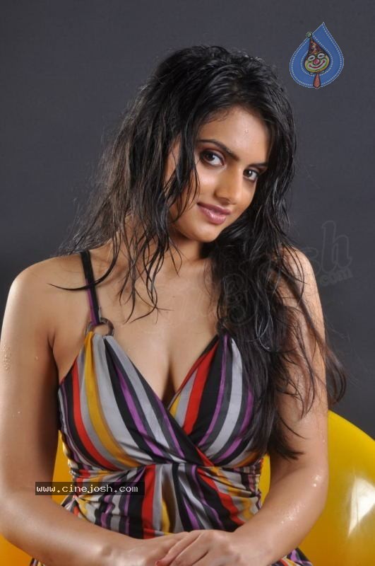 Ritu Kaur Hot Stills - 101 / 119 photos