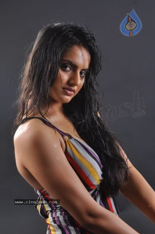 Ritu Kaur Hot Stills - 102 / 119 photos