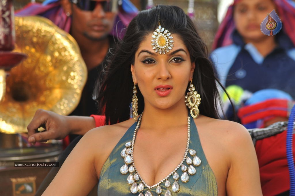Sakshi Choudary New Hot Stills - 187 / 208 photos
