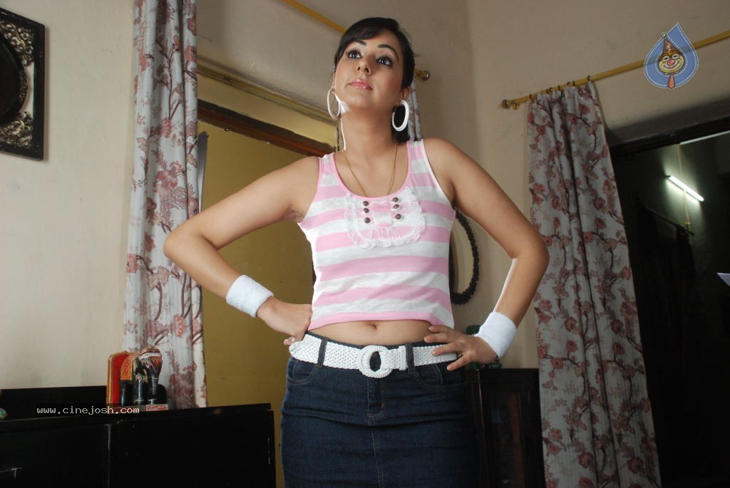 Sakshi Gulati Hot Gallery - 8 / 42 photos