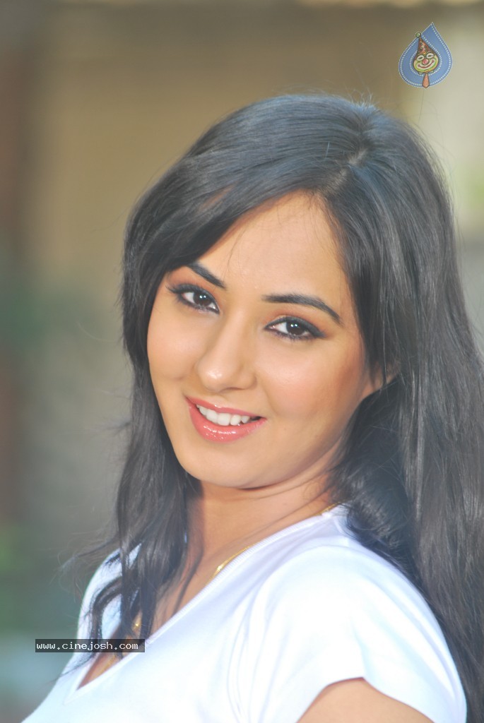 Sakshi Gulati Hot Photos - 13 / 97 photos