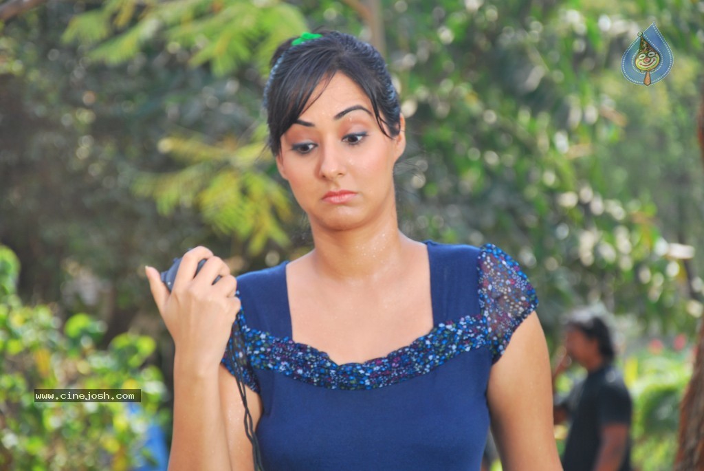 Sakshi Gulati Hot Photos - 68 / 97 photos