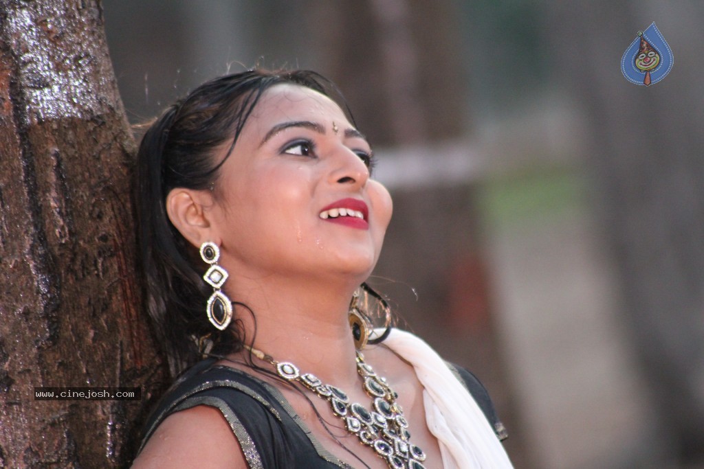 Samvritha Sunil Hot Stills - 9 / 45 photos