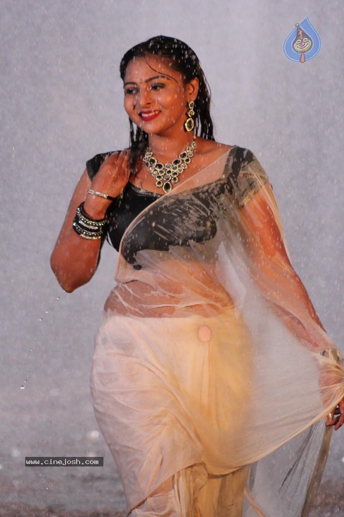 Samvritha Sunil Hot Stills - 15 / 45 photos