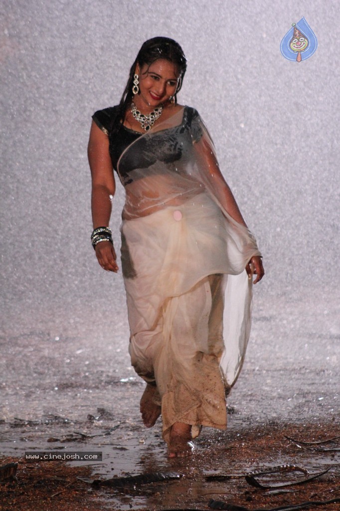 Samvritha Sunil Hot Stills - 27 / 45 photos