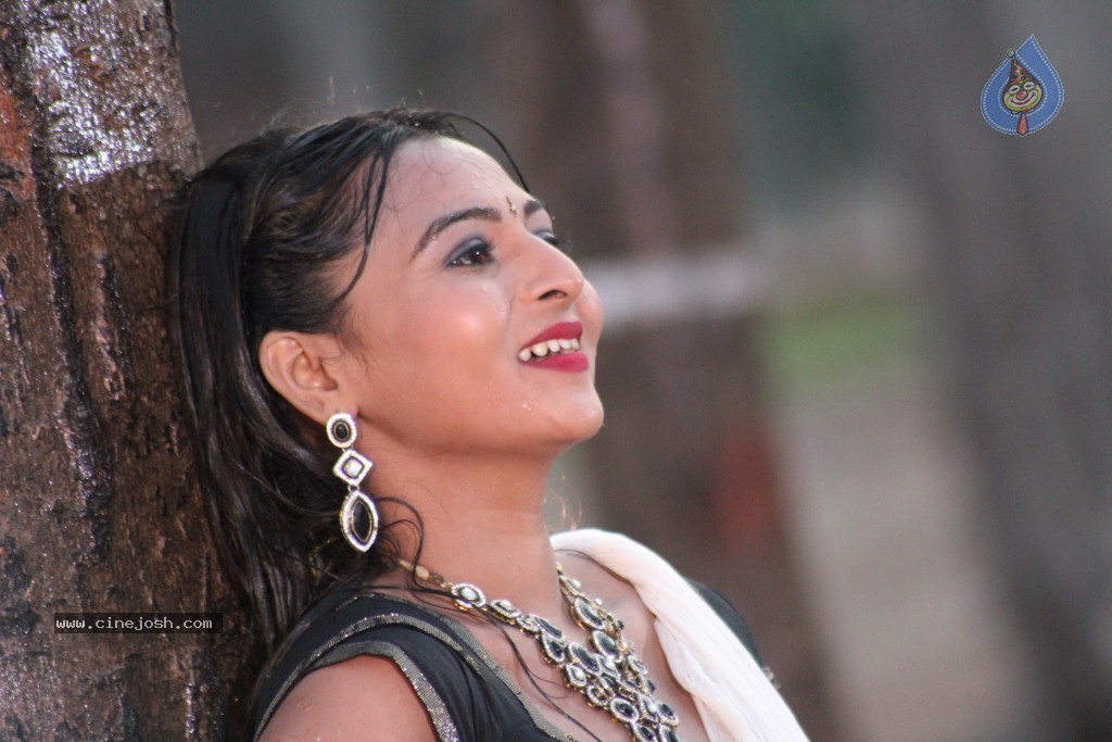 Samvritha Sunil Hot Stills - 36 / 45 photos