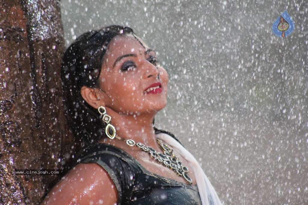 Samvritha Sunil Hot Stills - 40 / 45 photos