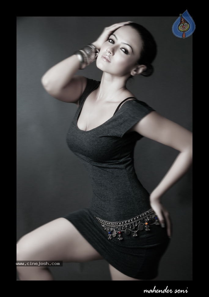 Sana Khan Hot Photos - 6 / 41 photos