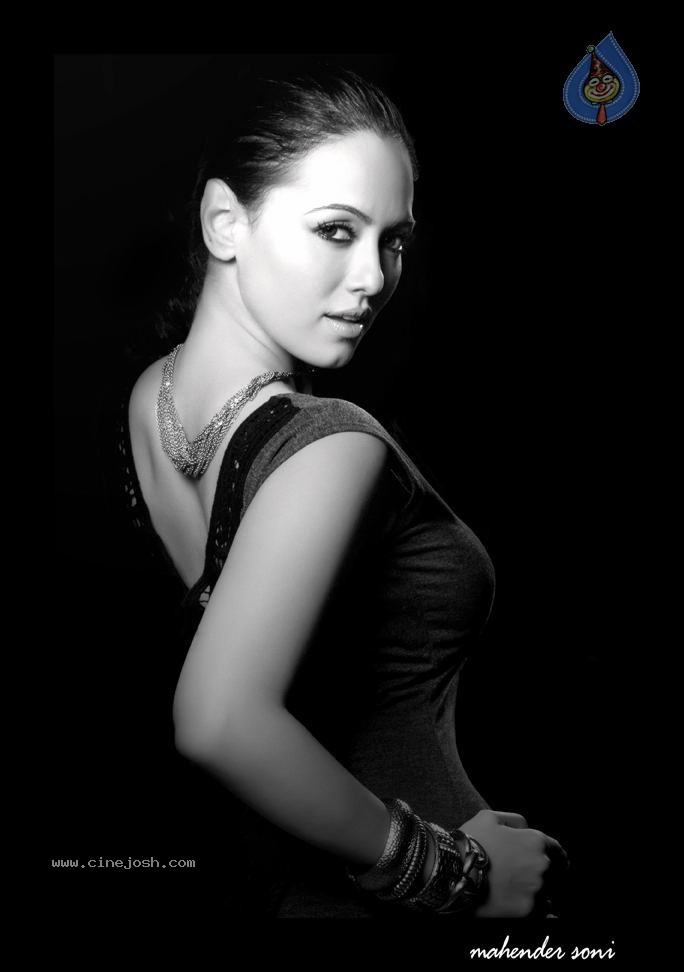 Sana Khan Hot Photos - 11 / 41 photos