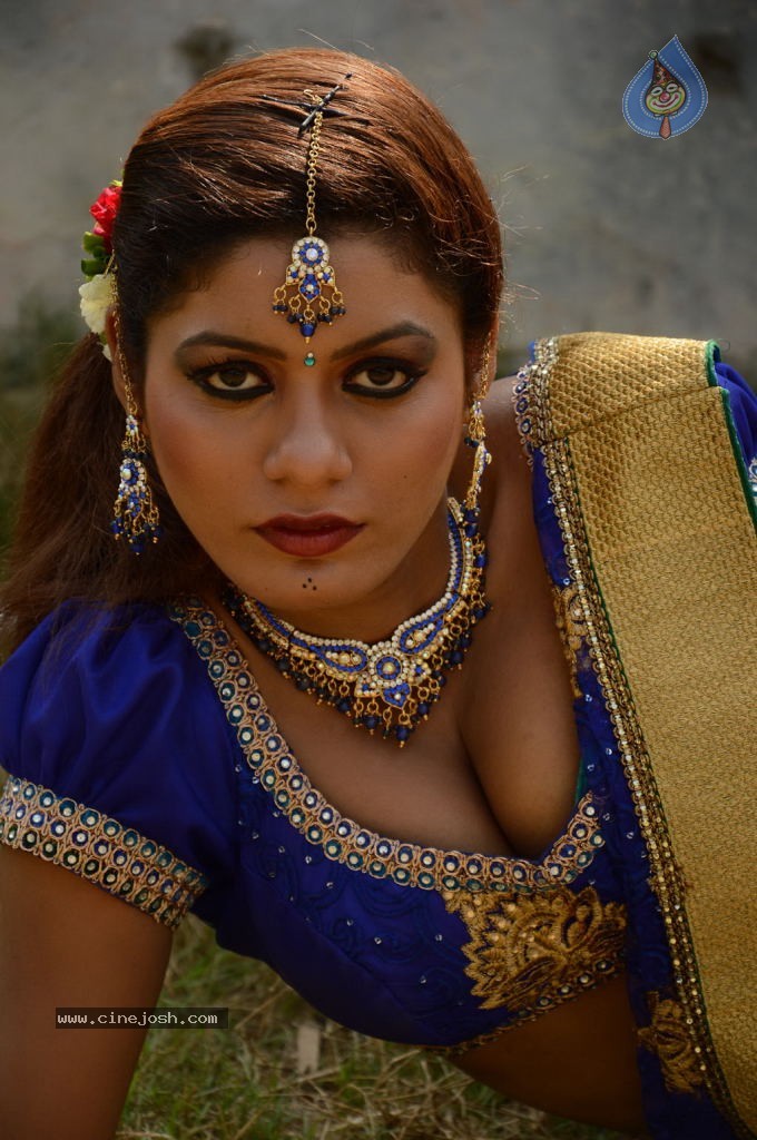 Sandhithathum Sindhithathum Tamil Movie Hot Stills - 2 / 63 photos