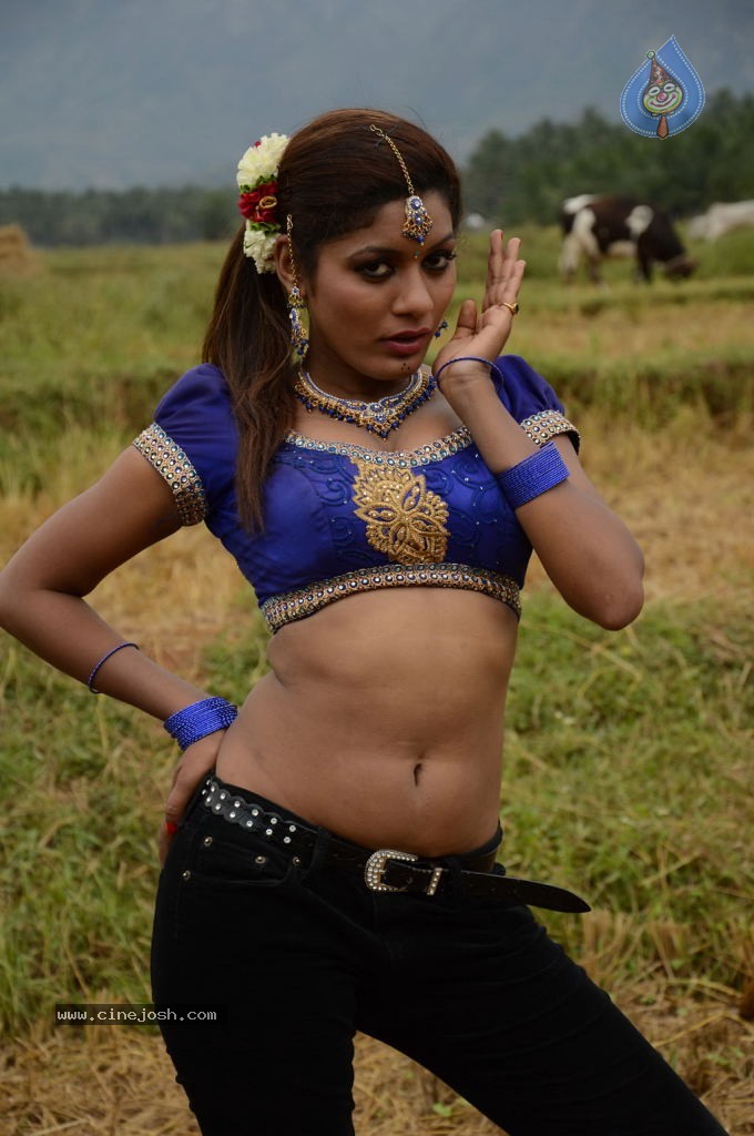 Sandhithathum Sindhithathum Tamil Movie Hot Stills - 8 / 63 photos