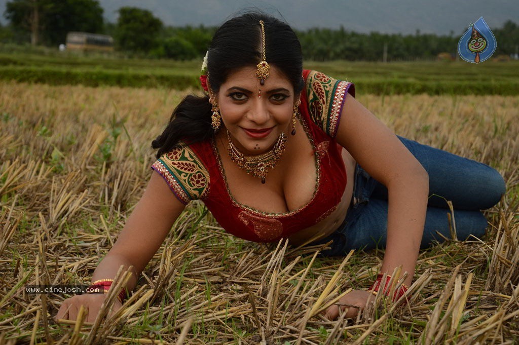 Sandhithathum Sindhithathum Tamil Movie Hot Stills - 10 / 63 photos