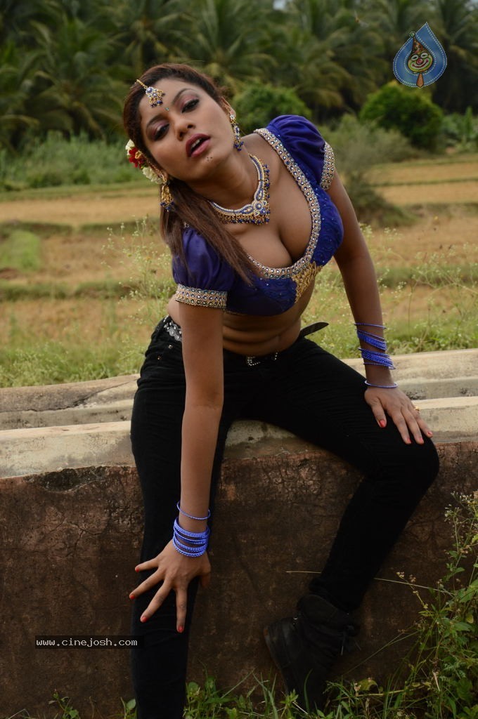 Sandhithathum Sindhithathum Tamil Movie Hot Stills - 12 / 63 photos