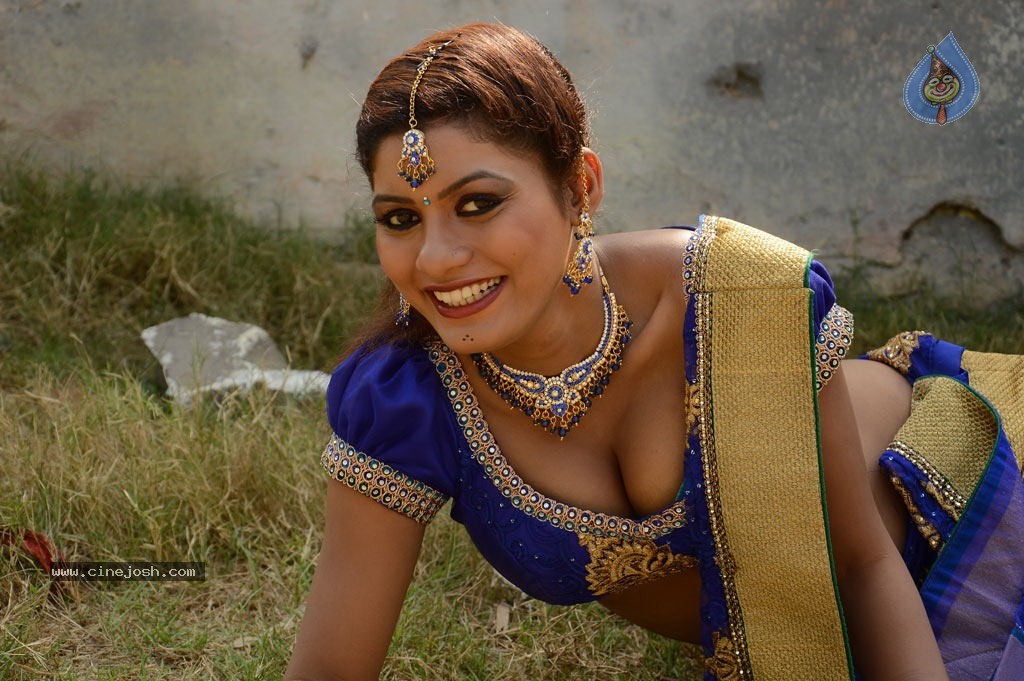 Sandhithathum Sindhithathum Tamil Movie Hot Stills - 14 / 63 photos