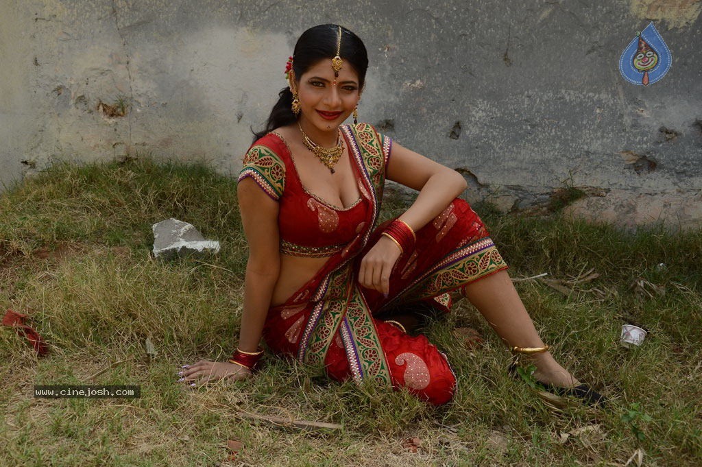 Sandhithathum Sindhithathum Tamil Movie Hot Stills - 18 / 63 photos