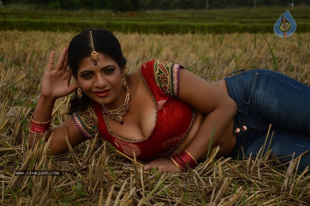Sandhithathum Sindhithathum Tamil Movie Hot Stills - 23 / 63 photos