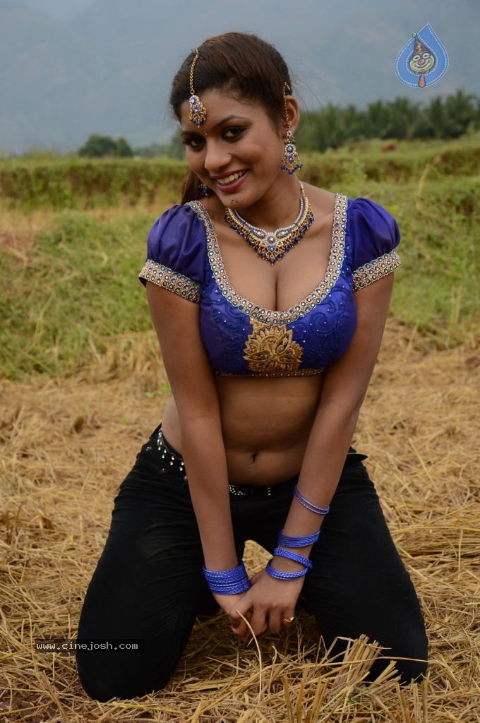 Sandhithathum Sindhithathum Tamil Movie Hot Stills - 26 / 63 photos