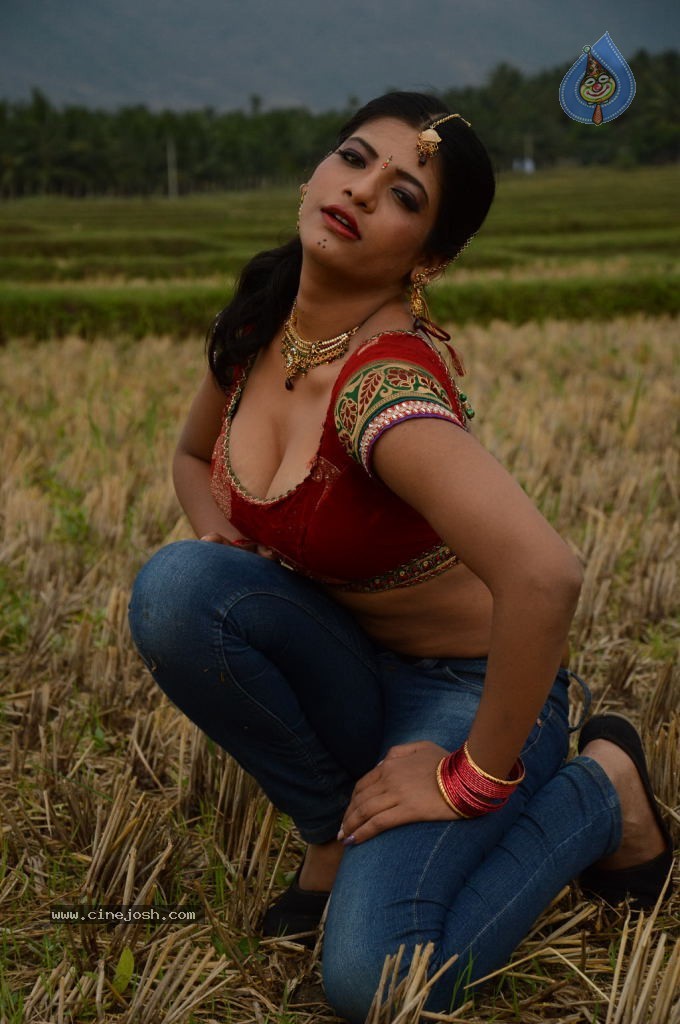 Sandhithathum Sindhithathum Tamil Movie Hot Stills - 29 / 63 photos