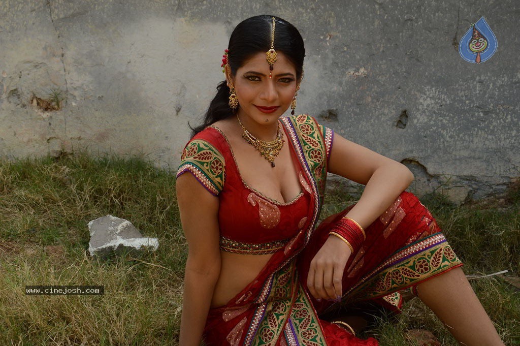 Sandhithathum Sindhithathum Tamil Movie Hot Stills - 31 / 63 photos