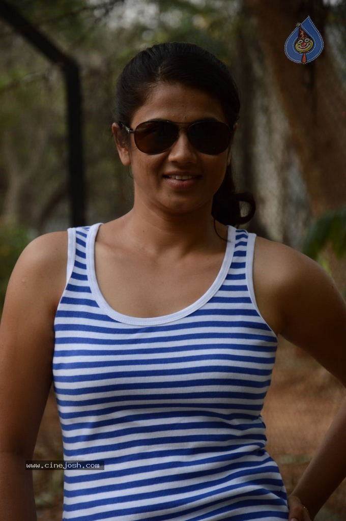 Sandhithathum Sindhithathum Tamil Movie Hot Stills - 34 / 63 photos