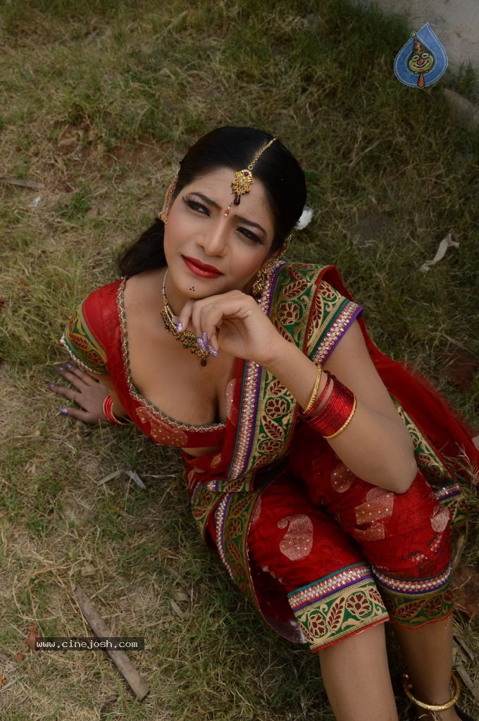 Sandhithathum Sindhithathum Tamil Movie Hot Stills - 40 / 63 photos