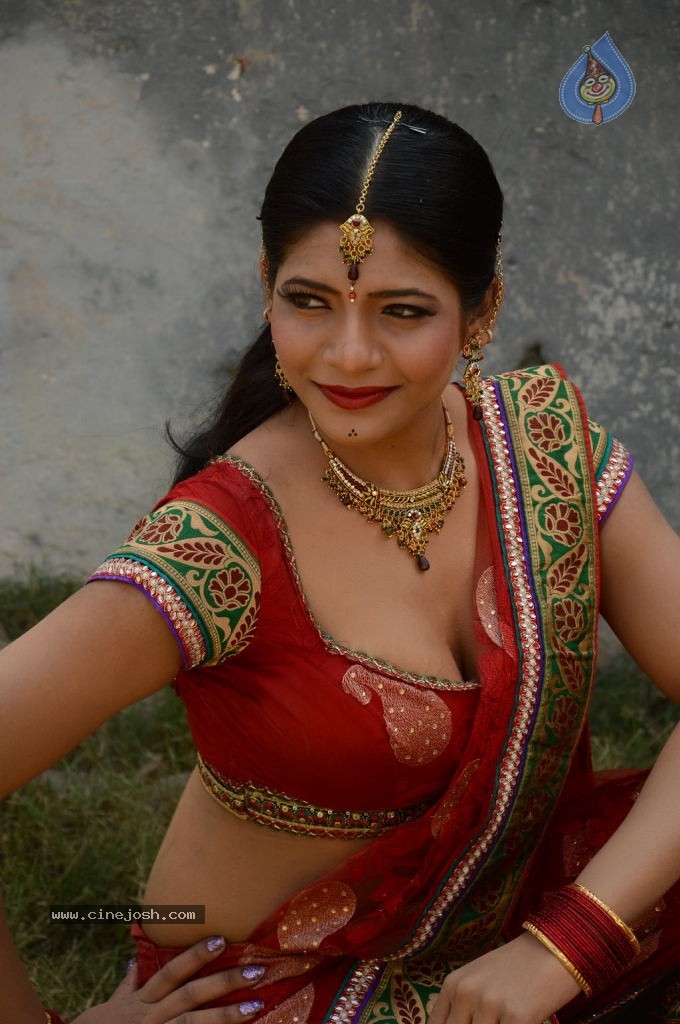 Sandhithathum Sindhithathum Tamil Movie Hot Stills - 46 / 63 photos