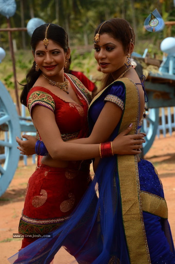 Sandhithathum Sindhithathum Tamil Movie Hot Stills - 50 / 63 photos