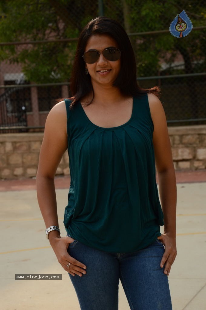 Sandhithathum Sindhithathum Tamil Movie Hot Stills - 52 / 63 photos