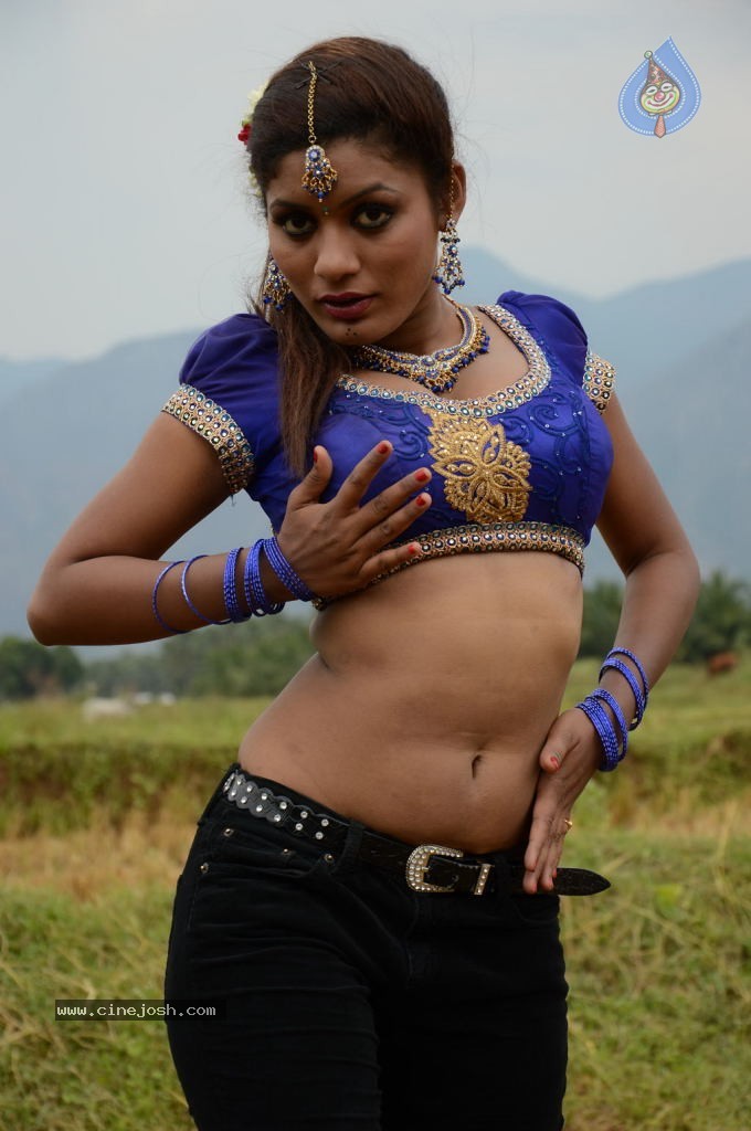 Sandhithathum Sindhithathum Tamil Movie Hot Stills - 55 / 63 photos