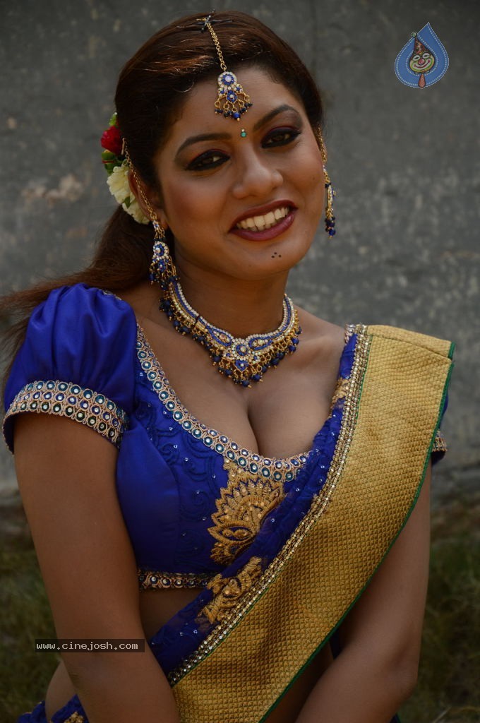 Sandhithathum Sindhithathum Tamil Movie Hot Stills - 61 / 63 photos