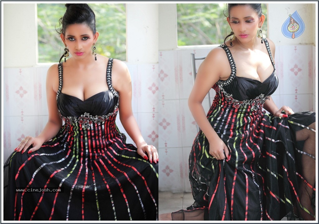 Sanjana Singh Spicy Stills - 5 / 39 photos