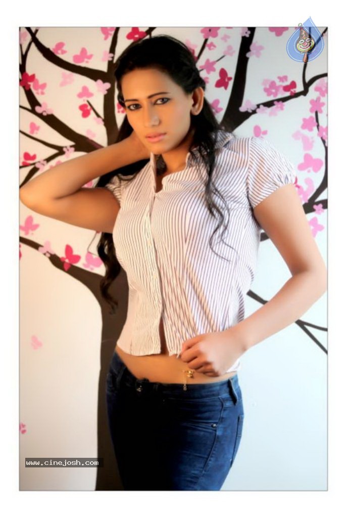 Sanjana Singh Spicy Stills - 8 / 39 photos