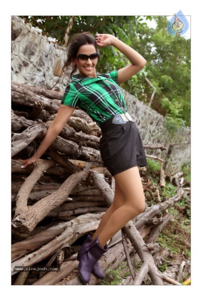 Sanjana Singh Spicy Stills - 14 / 39 photos