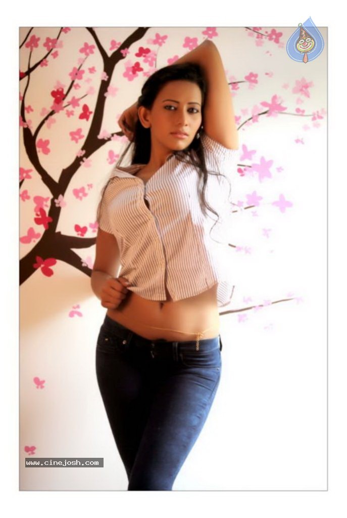 Sanjana Singh Spicy Stills - 19 / 39 photos
