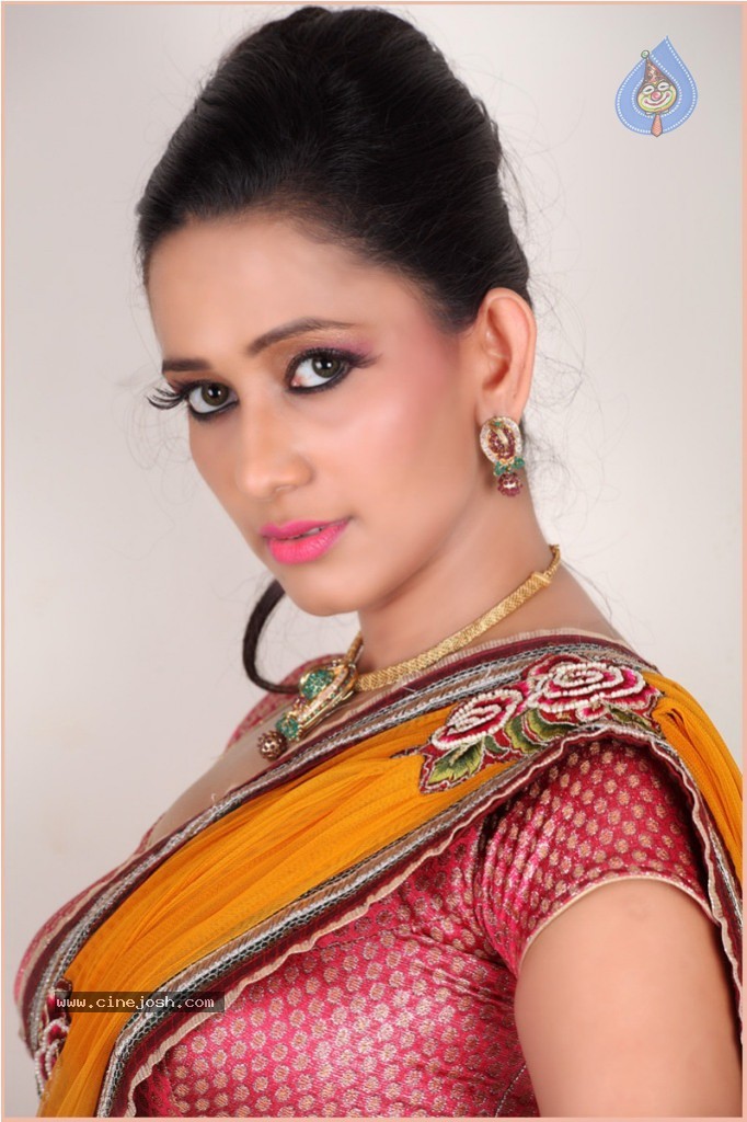 Sanjana Singh Spicy Stills - 21 / 39 photos