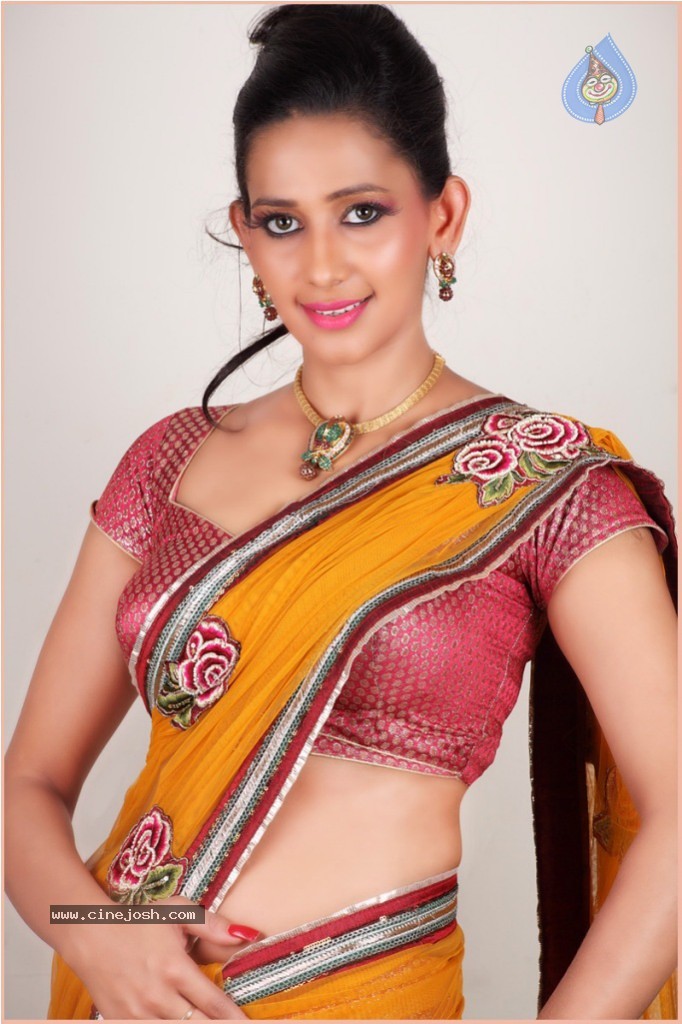 Sanjana Singh Spicy Stills - 23 / 39 photos