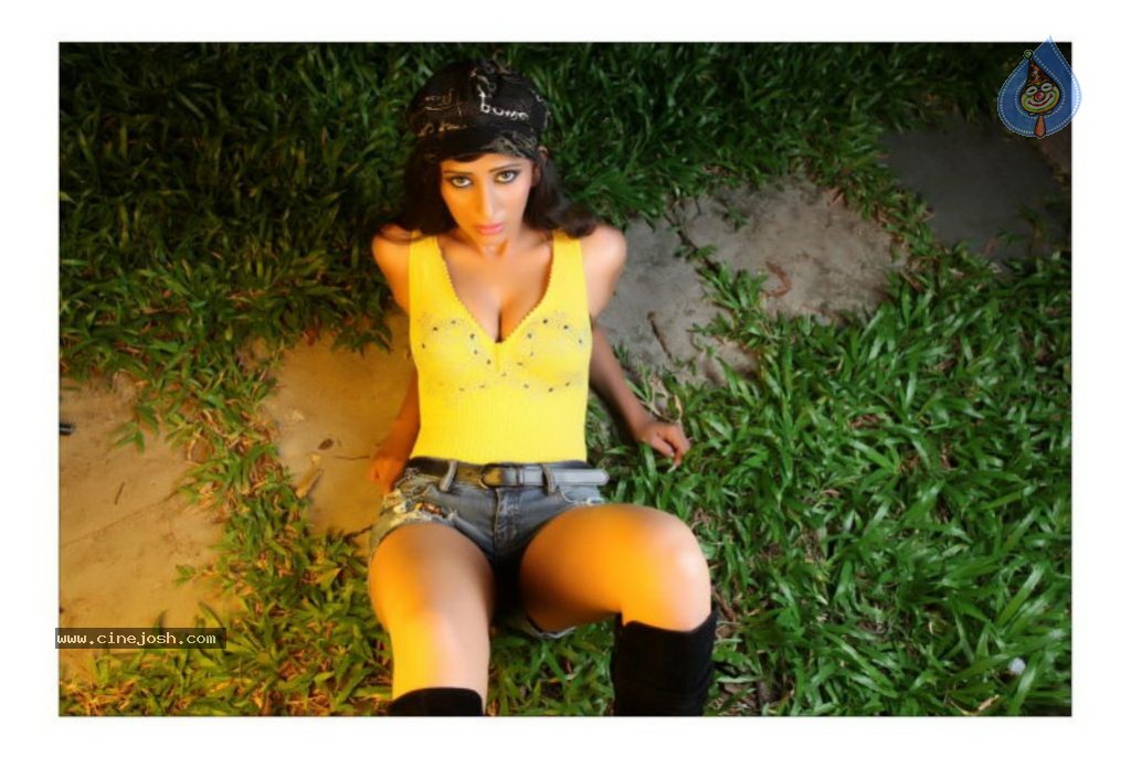 Sanjana Singh Spicy Stills - 27 / 39 photos