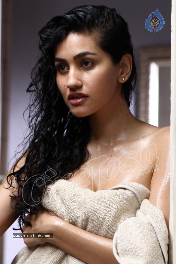 Anjali Lavania Hot Photos - 3 / 68 photos