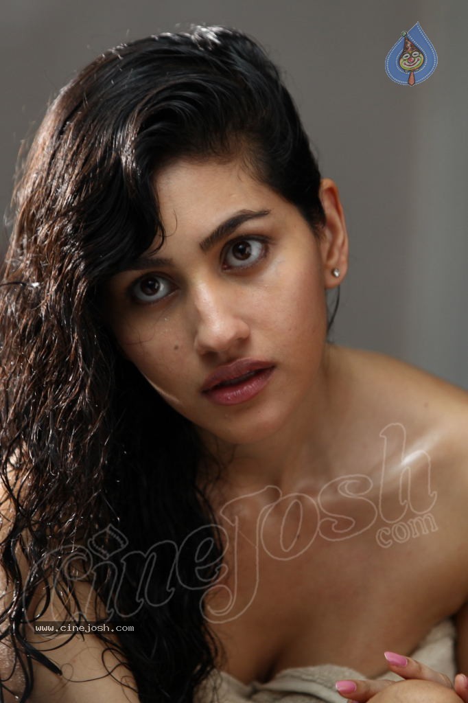 Anjali Lavania Hot Photos - 13 / 68 photos