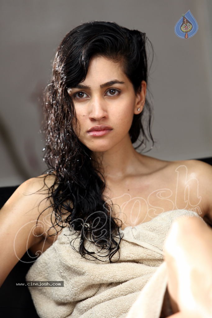Anjali Lavania Hot Photos - 26 / 68 photos