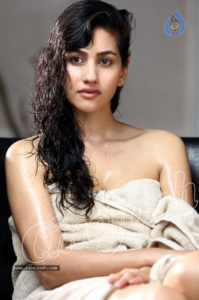 Anjali Lavania Hot Photos - 34 / 68 photos